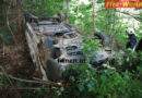Nö:  Kleinbus überschlägt sich über Kettenanlegeplatz in den Wald