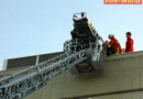 Nö: Menschenrettung mittels Drehleiter in Wiener Neudorf