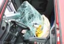 T: Lkw zerquetscht Kleintransporter –> sieben Verletzte