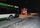 D: Feuerwehr befreit zwei Rettungswagen und einen Linienbus aus Schnee