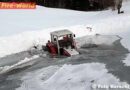Oö: Traktor brach durch 20cm dicke Eisdecke in einen Teich
