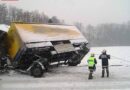Nö: Anhänger kommt von der Fahrbahn ab und verliert seine Ladung