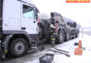 Oö: Pkw schlittert gegen Lkw -> Lenkerin verletzt