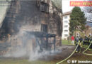 Tirol: Holzschuppen-Brand erfasst Hausfassade und setzt Zimmer in Brand