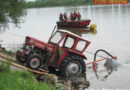 Oö: Traktor samt Vakuumfass in Landshaag in der Donau gelandet