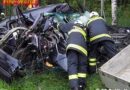 Oö: Fahrzeuglenker von Helfern aus Fahrzeugwrack geborgen