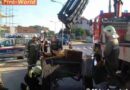 Nö: Autobus und Traktor mit Anhänger kollidieren