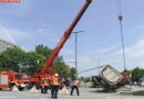 D: Lkw-Lenker nach Unfall unter der Kabine eingeklemmt