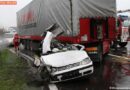 Oö: Pkw unter Sattelzug eingeklemmt -> Fahrer schwer verletzt