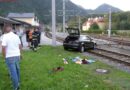 Oö: Pkw kommt von der Straße ab und auf den Schienen zum stehen