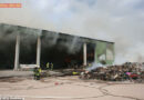 Deutschland: Großfeuer in einer Sperrmüllsortierhalle in Hohenlockstedt