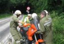Nö: Motorradlenker stürzt mit seinem Fahrzeug in den Wald
