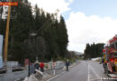T: Baum hängt nach Orkan in Baukran