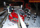 Nö: Schwerer Verkehrsunfall-> Pkw prallt gegen Holzbrücke
