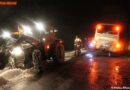 Nö: Autobus rutscht auf schneeglatter Fahrbahn von der Straße