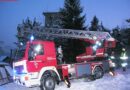 T: Höhenrettung – Mann hängt kopfüber auf Baum