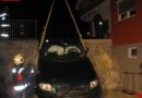 Stmk: Pkw stürzt in eine Hauseinfahrt