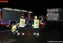 Nö: Pkw steckt im Heck eines Lkw fest