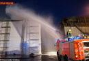 Deutschland: Zwei Getreide-Lagerhallen in Itzehoer Hafen in Flammen