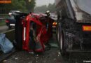 Stmk: Auto geriet auf A2 über Betonleitwand in eine Baustelle