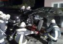 Nö: Pkw prallt bei Unfall gegen eine Hausmauer