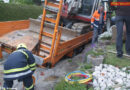 Oö: Tieflader mit Bagger auf unterspülter Strasse eingebrochen