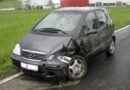 Oö: Pkw stürzt in den Straßengraben -> Fahrzeug schwer beschädigt