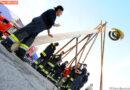 Oö: Feuerwehr stellt 30 Meter Maibaum auf