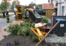 Deutschland: Ramme beim Verladen in Buxtehude in Garten gestürzt