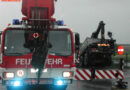 Nö: Lkw rollt führerlos in Graben -> Kraneinsatz!