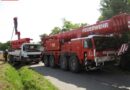 Nö: Betonpumpe auf Abwegen -> Bergung mit zwei Kranfahrzeugen