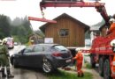 Oö: Pkw sitzt auf der Bodenplatte auf -> Bergung mittels Kran