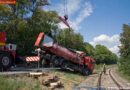 Nö: Beladener Lkw stürzt auf die Geleise der Triestingtalbahn