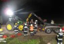 Nö: Traktor stürzt um und kommt am Dach zum liegen