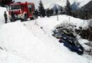 T: Pkw stürzt beim Reversieren 40m in einen Bach