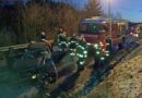 Oö: Zwei Personen nach Unfall im Fahrzeug eingeklemmt