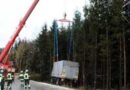 Oö: Lkw fährt in einen Wald -> Bergung mit Kranfahrzeug