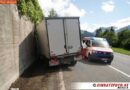 T: Klein-Lkw prallt gegen ein Fahrzeug und eine Wand