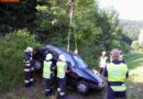 Stmk: Polizei und Rettung befreien verunfallten Lenker aus seinem Pkw