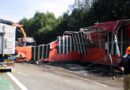 Oö: Lkw-Unfall auf der A8 -> Zwei Personen unter Glas begraben und getötet