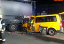Oö: Kleinbus kracht in Sattelzug – Person eingeklemmt