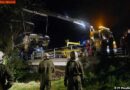 Oö: Pkw landet nach Unfall mit dem Heck in einem Bach