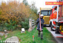 Oö: Lkw steckt nach Fahrfehler zwischen Zaun und Betonpfeiler fest