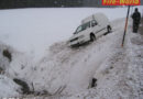 Nö: Kleintransporter rutscht von Schneefahrbahn