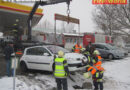 Nö: Auto sitzt auf Begrenzungsstein auf
