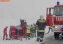 Oö: Feuerwehr hilft Lenkerin aus Unfallfahrzeug