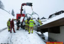 Vbg: Kleinbus in Riezlern gegen Hausdach gerutscht