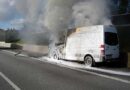 D: Kastenwagen begann nach Unfall mit Lkw zu brennen