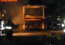 Oö: Autobus mit Schülern auf der B121 in Brand geraten