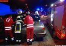 Nö: Person kommt zu Sturz und klemmt sich in einem Fahrzeug ein